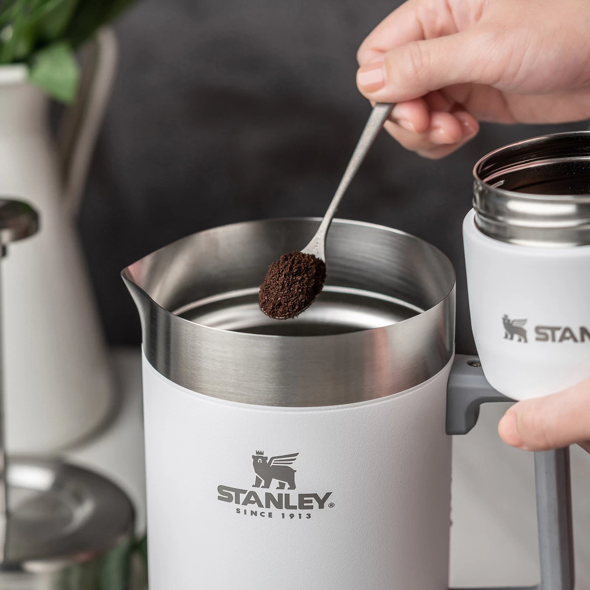 Stanley Classic Stay Hot Vacuum - French Press Polar 48 OZ/ 1.4L - Image 3